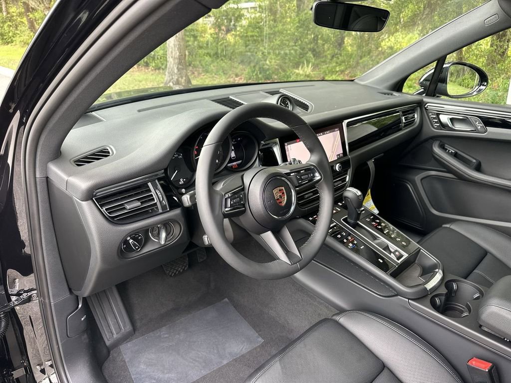 Certified 2025 Porsche Macan image 4