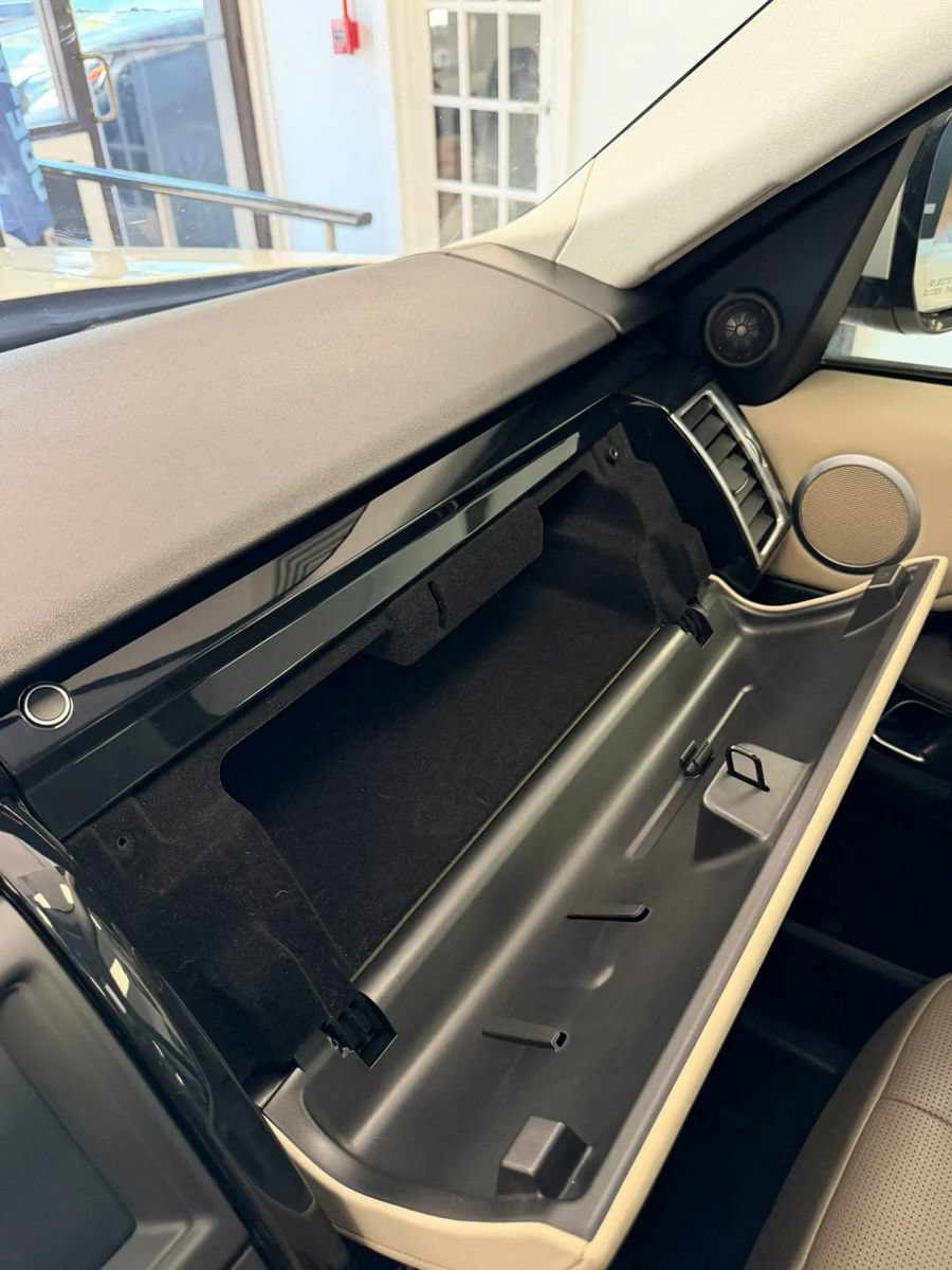Used 2020 Land Rover Discovery SE AWD/4WD image 53