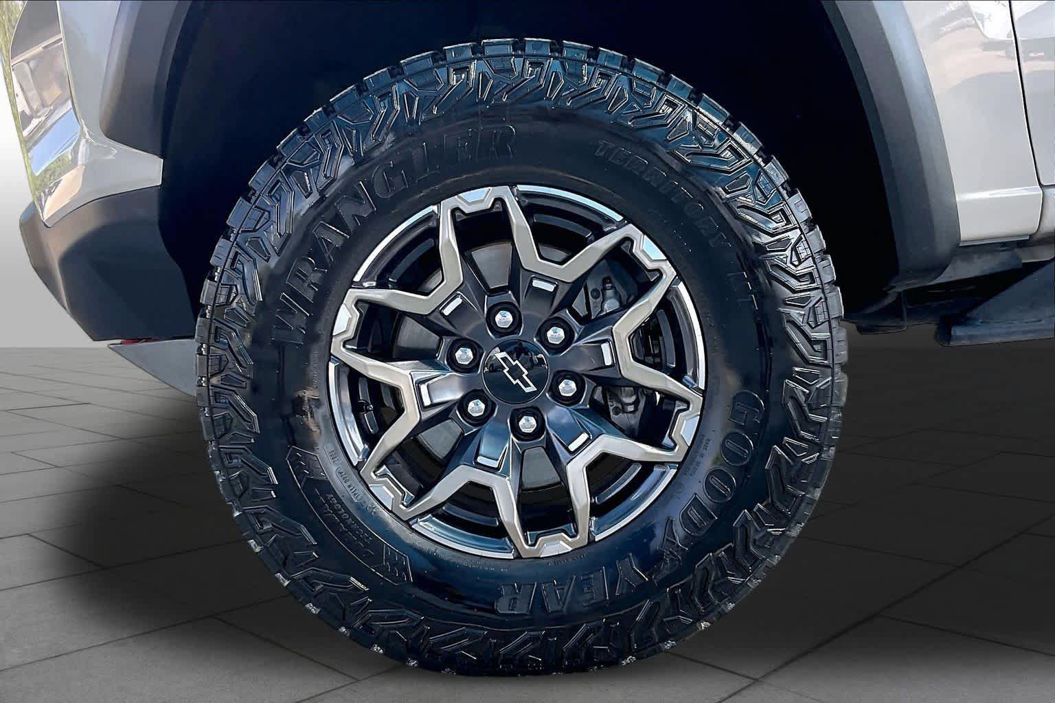 Used 2026 Chevrolet Colorado ZR2 w/ Technology Package AWD/4WD image 11