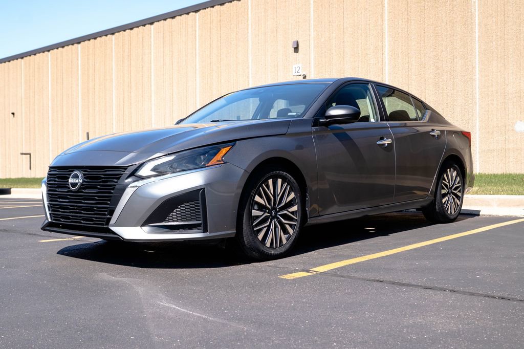 Used 2024 Nissan Altima 2.5 SV FWD image 4