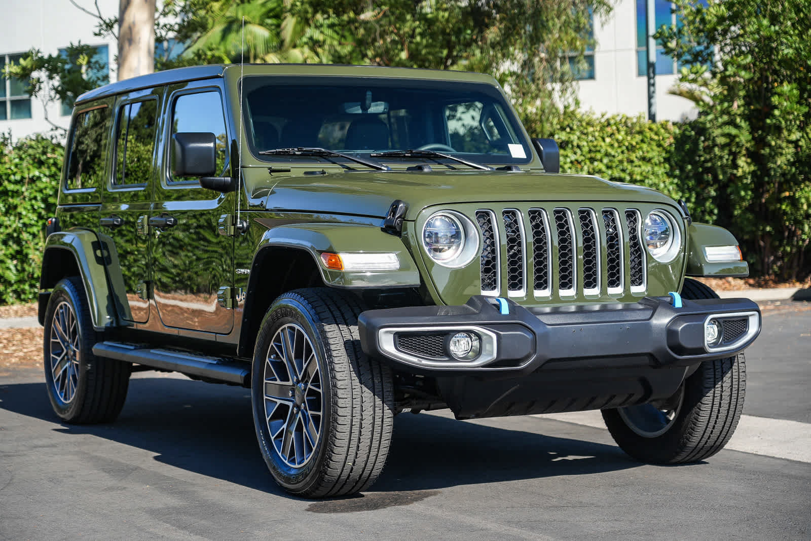 Used 2023 Jeep Wrangler Unlimited Sahara w/ Cold Weather Group AWD/4WD image 5