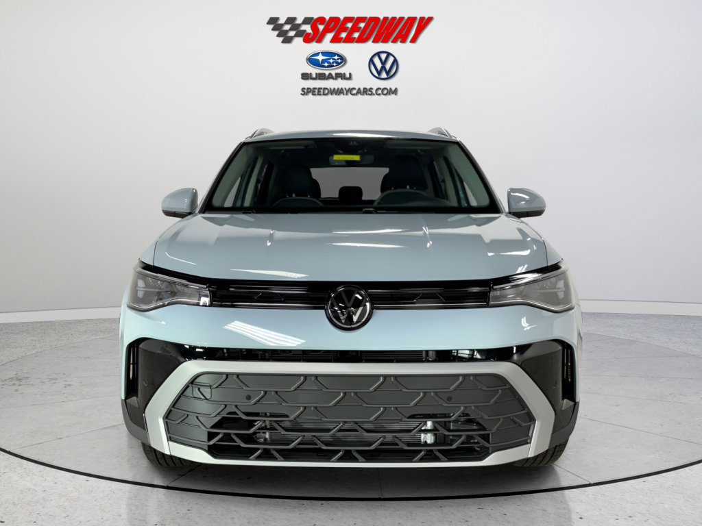 Used 2025 Volkswagen Taos SE image 2