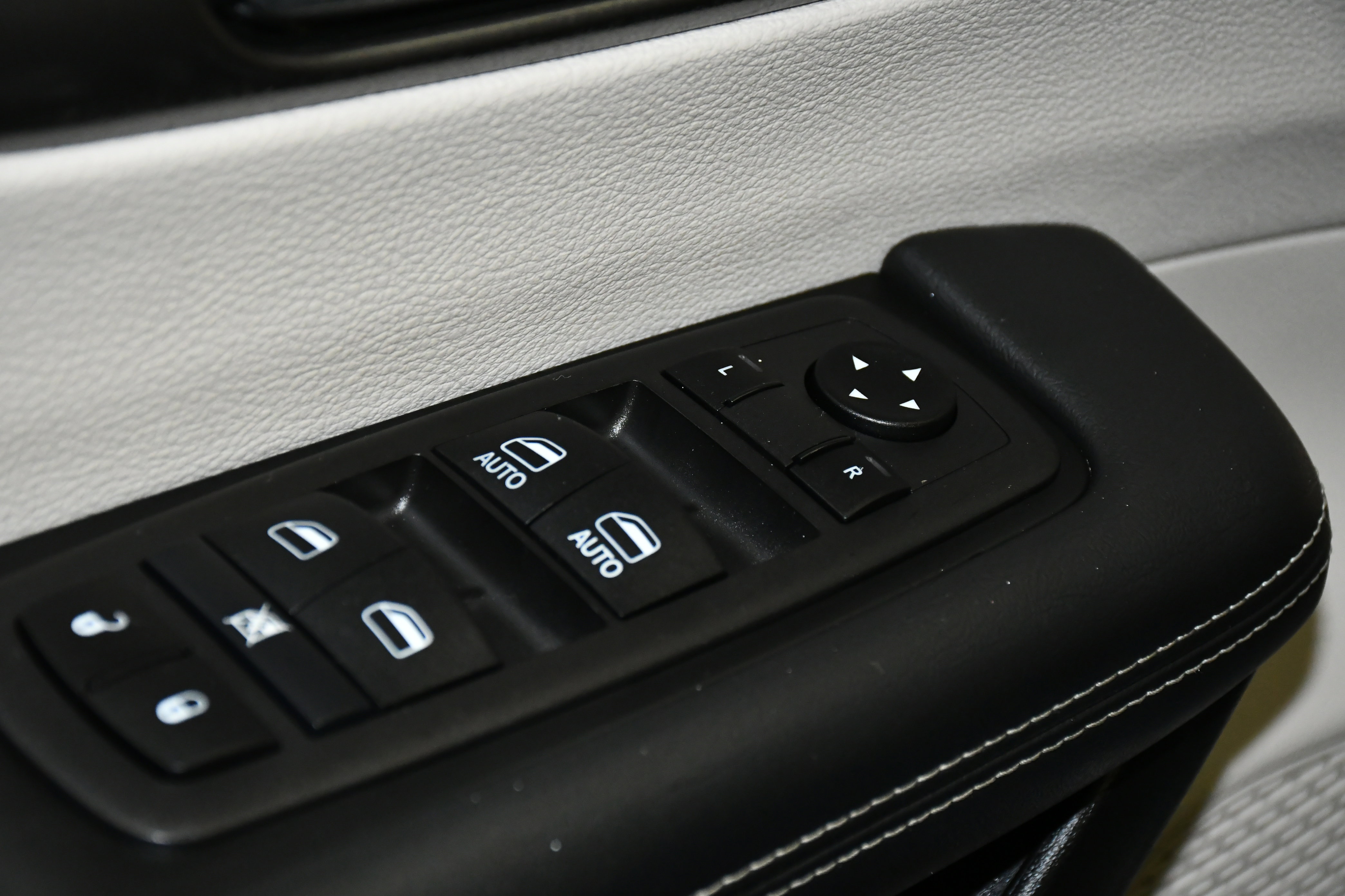 Used 2024 Chrysler Pacifica Touring-L image 33