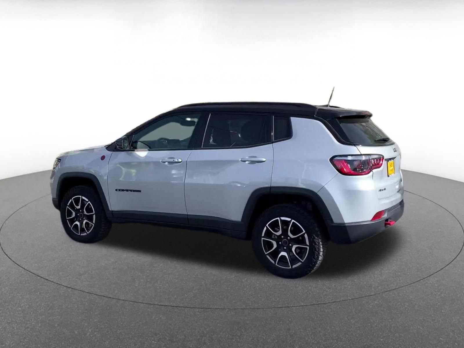 Used 2025 Jeep Compass Trailhawk AWD/4WD image 10