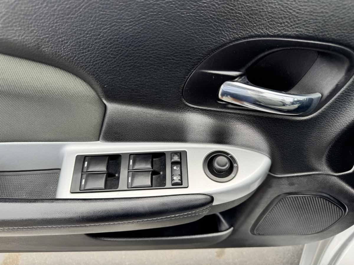 Used 2011 Chrysler 200 Touring FWD image 36