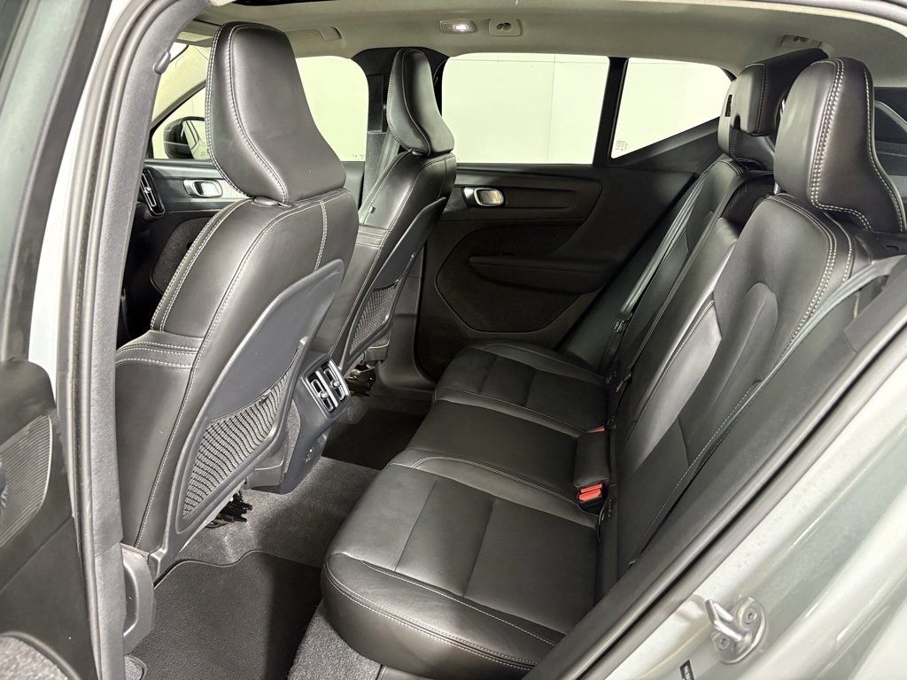 Used 2024 Volvo XC40 B5 Core image 34