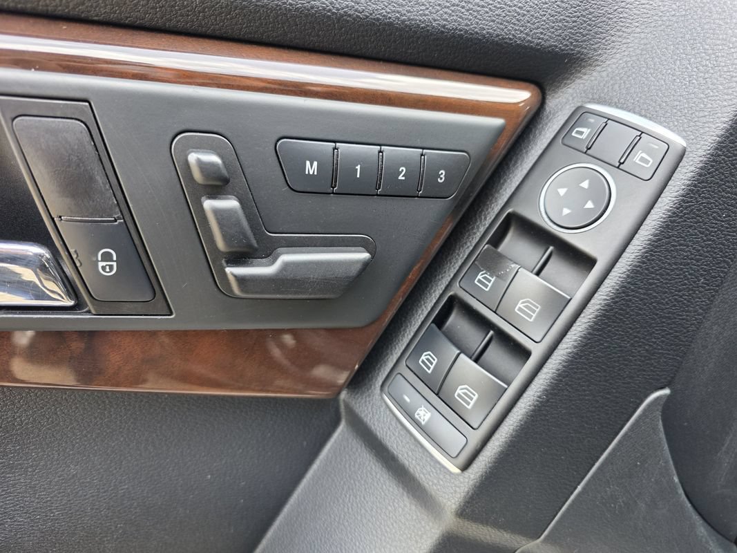 Used 2011 Mercedes-Benz GLK 350 4MATIC image 14