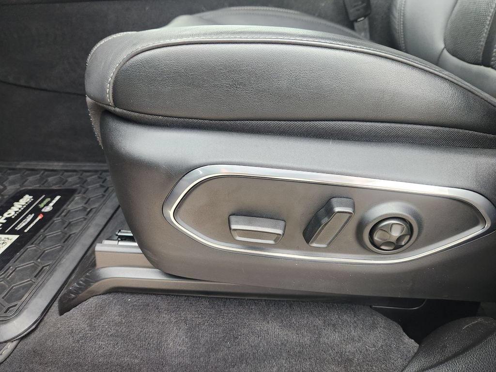 Used 2024 Jeep Wagoneer L Series III w/ Rear Seat Video Group 1 AWD/4WD image 25