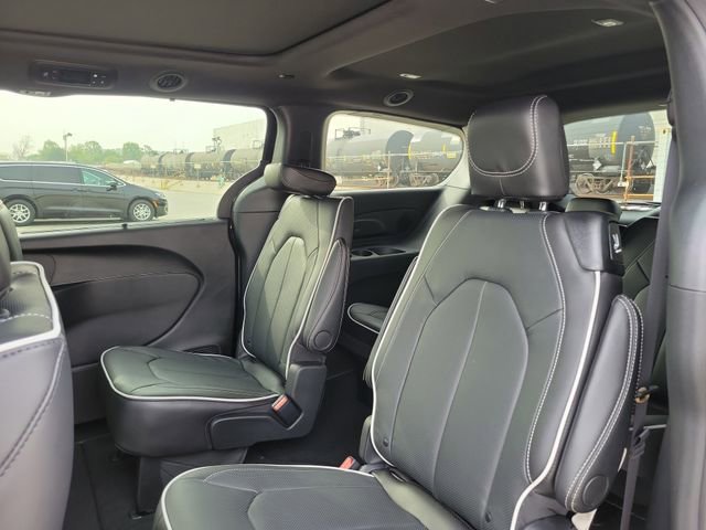 New 2026 Chrysler Pacifica Limited w/ S Appearance Package image 12