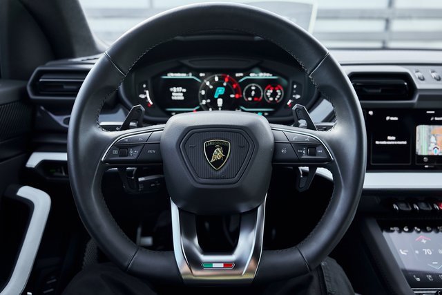 Used 2025 Lamborghini Urus SE image 54