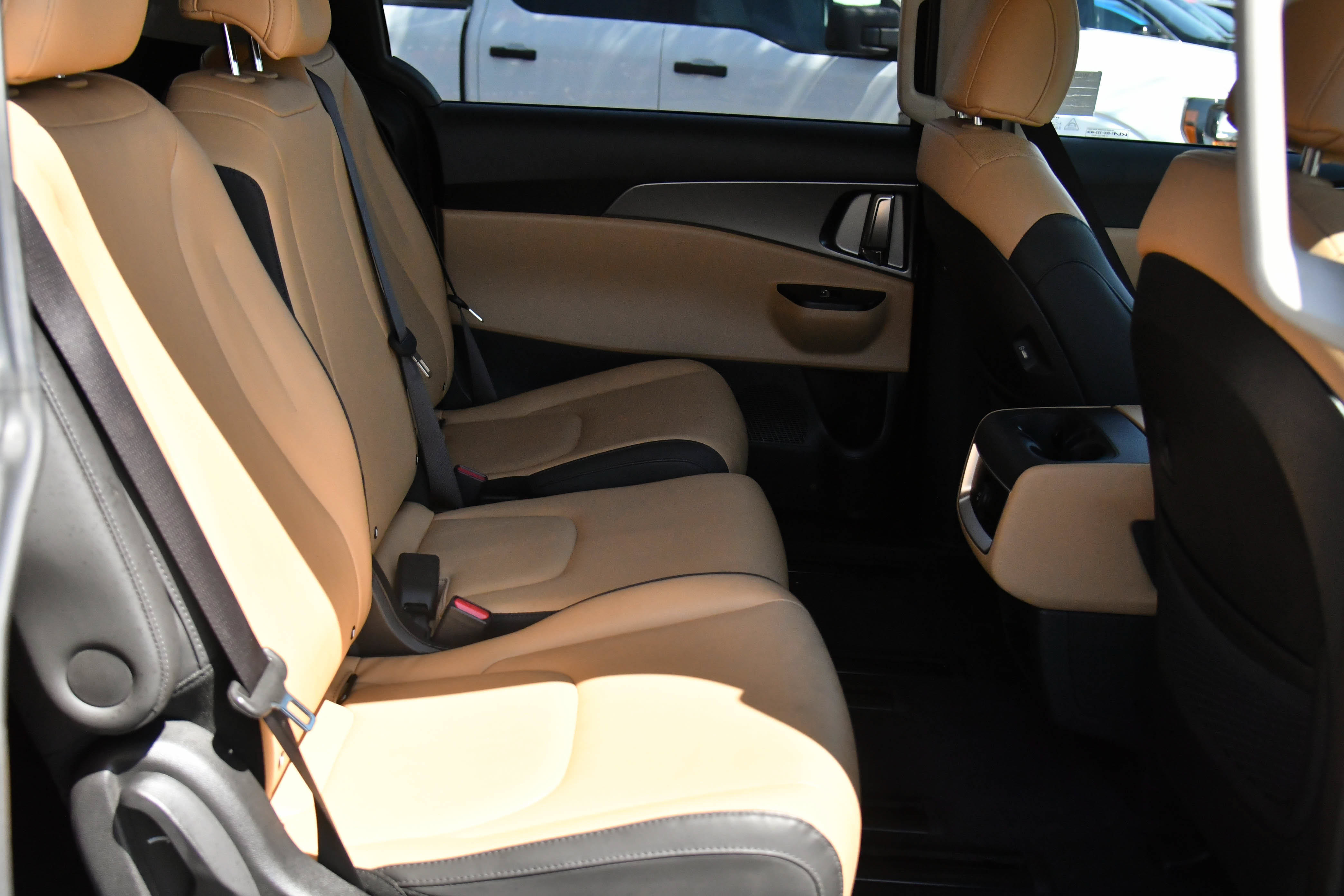 Used 2022 Kia Carnival LX FWD image 45