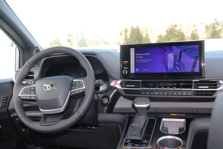 Certified 2025 Toyota Sienna Limited image 24