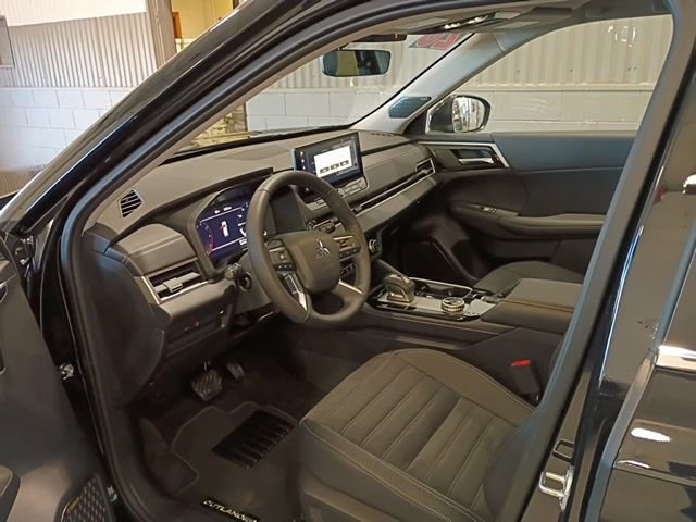 New 2026 Mitsubishi Outlander SE image 8