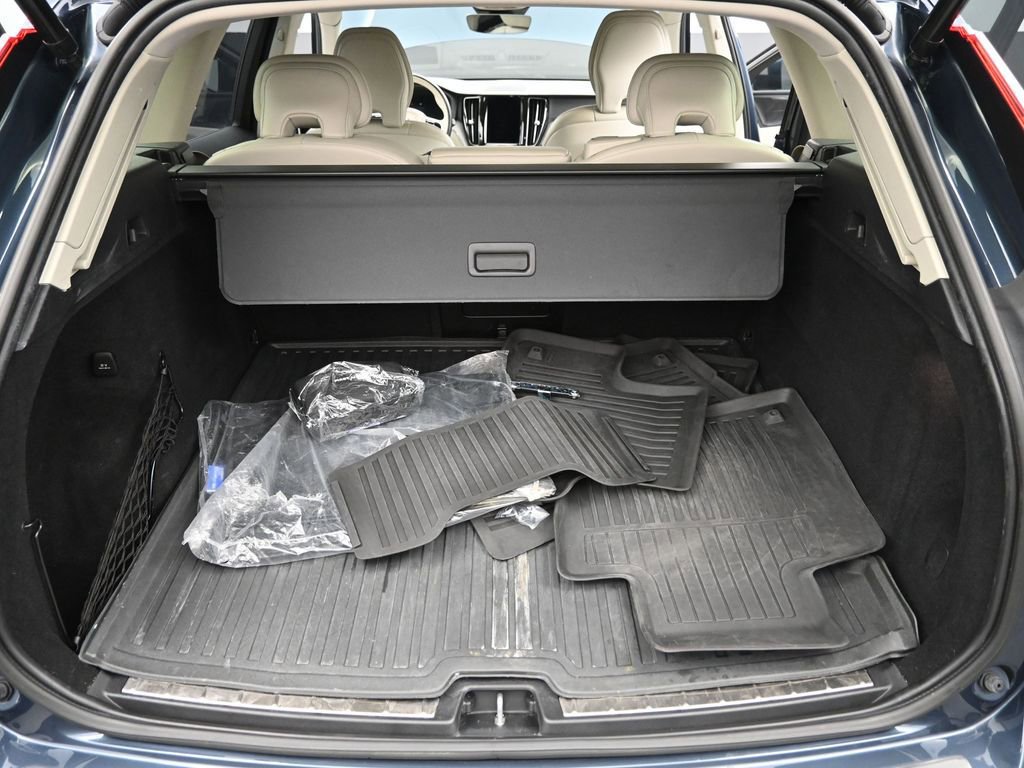 Certified 2023 Volvo XC60 B5 Ultimate w/ Protection Package Premier image 19