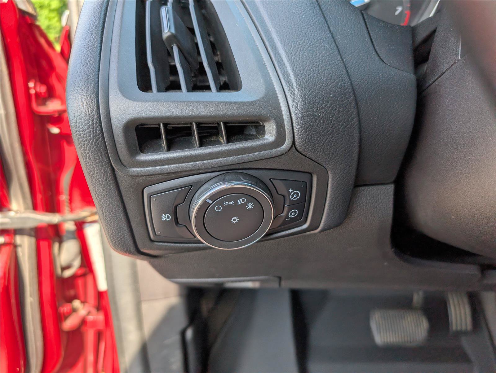 Used 2012 Ford Focus SEL FWD image 26