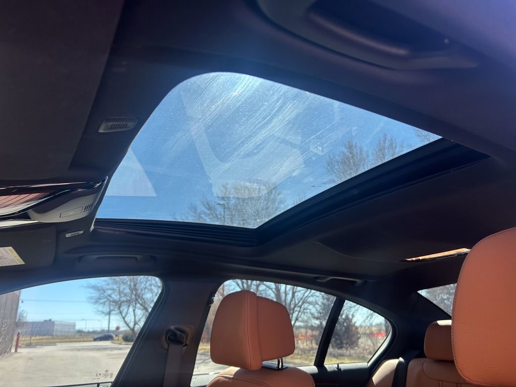 Used 2023 BMW M550i xDrive image 33