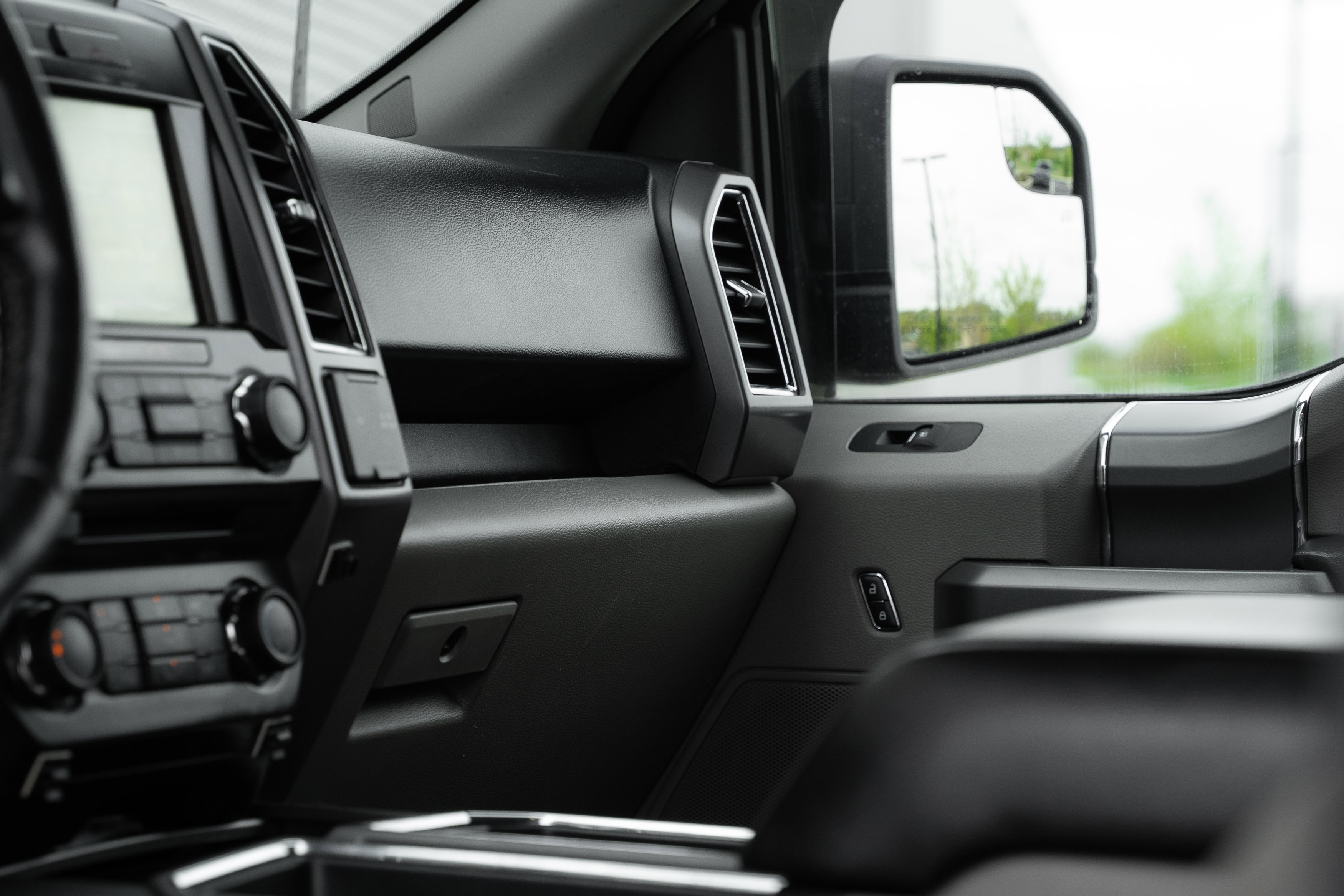 Used 2015 Ford F150 XLT w/ Equipment Group 302A Luxury AWD/4WD image 16