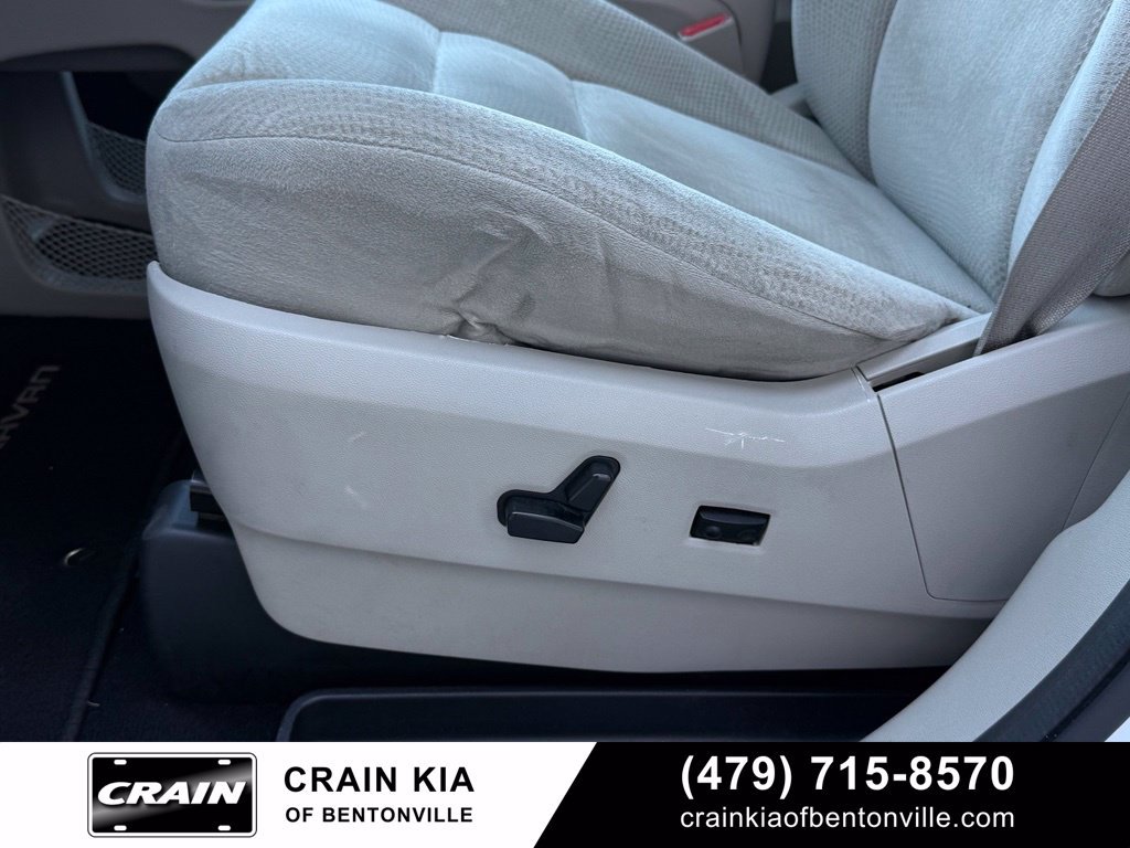 Used 2014 Dodge Grand Caravan SXT w/ UConnect Hands-Free Group FWD image 11