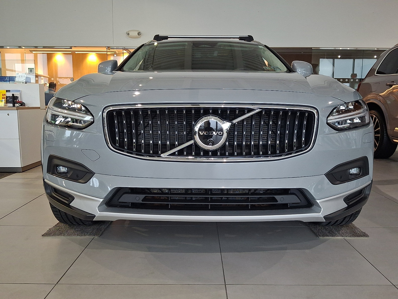 Used 2025 Volvo V90 B6 Cross Country Ultra AWD/4WD image 2
