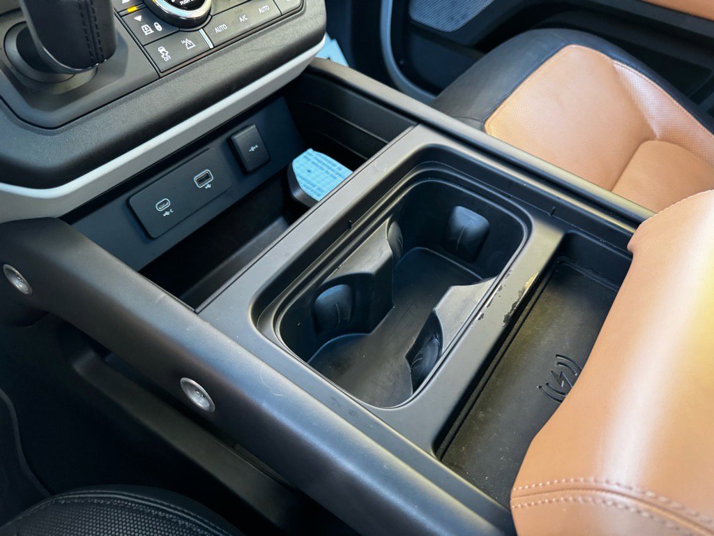 Used 2023 Land Rover Defender 130 X-Dynamic SE image 16