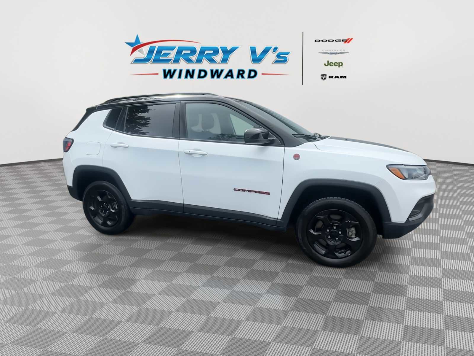 Used 2023 Jeep Compass Trailhawk AWD/4WD image 2