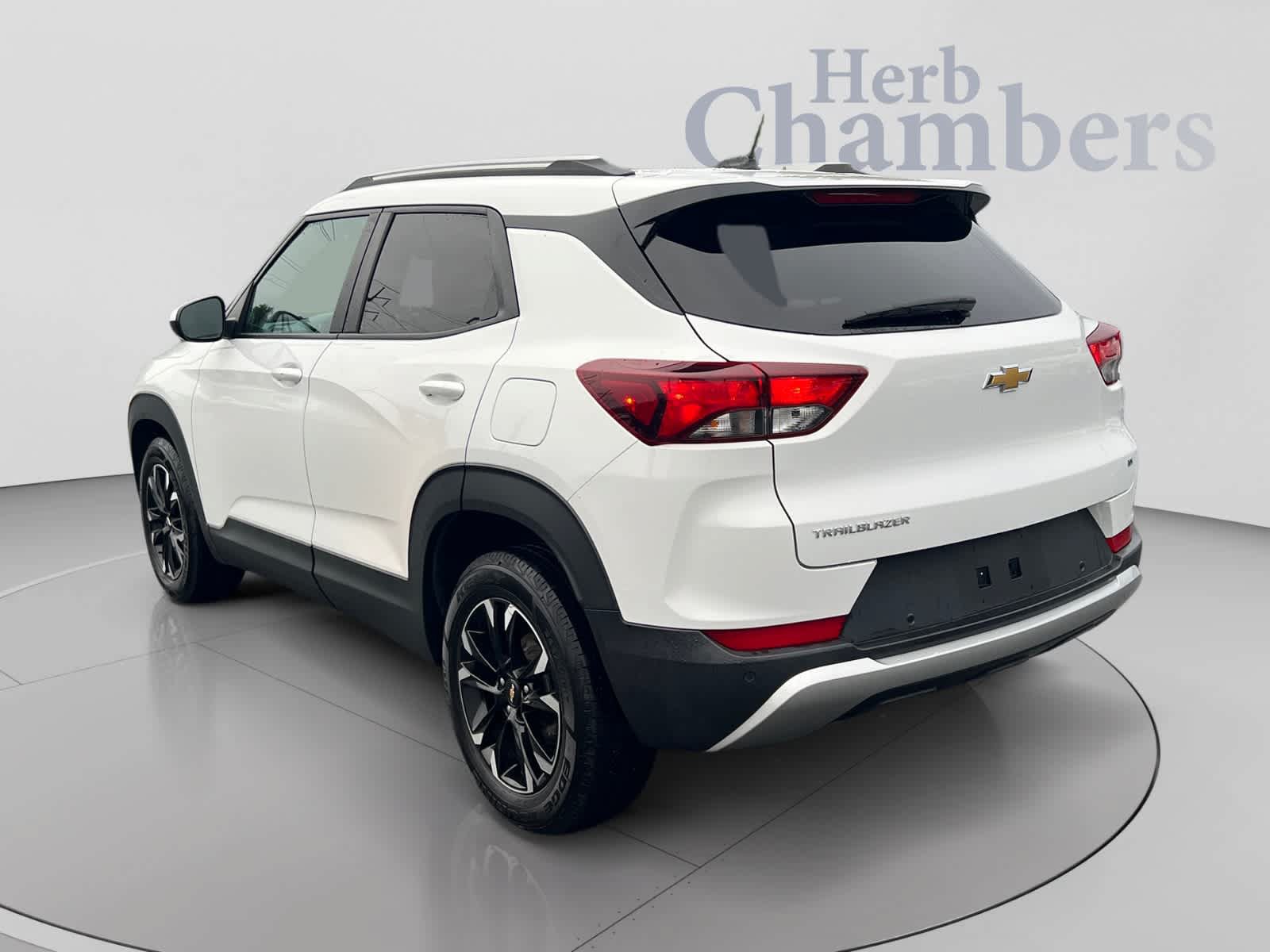 Used 2022 Chevrolet TrailBlazer LT w/ Convenience Package FWD image 3