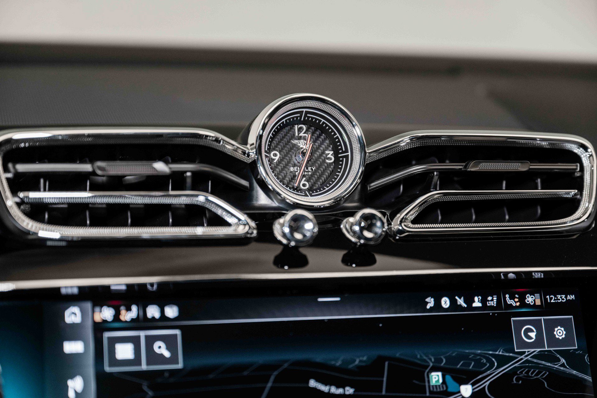 Used 2024 Bentley Bentayga image 30