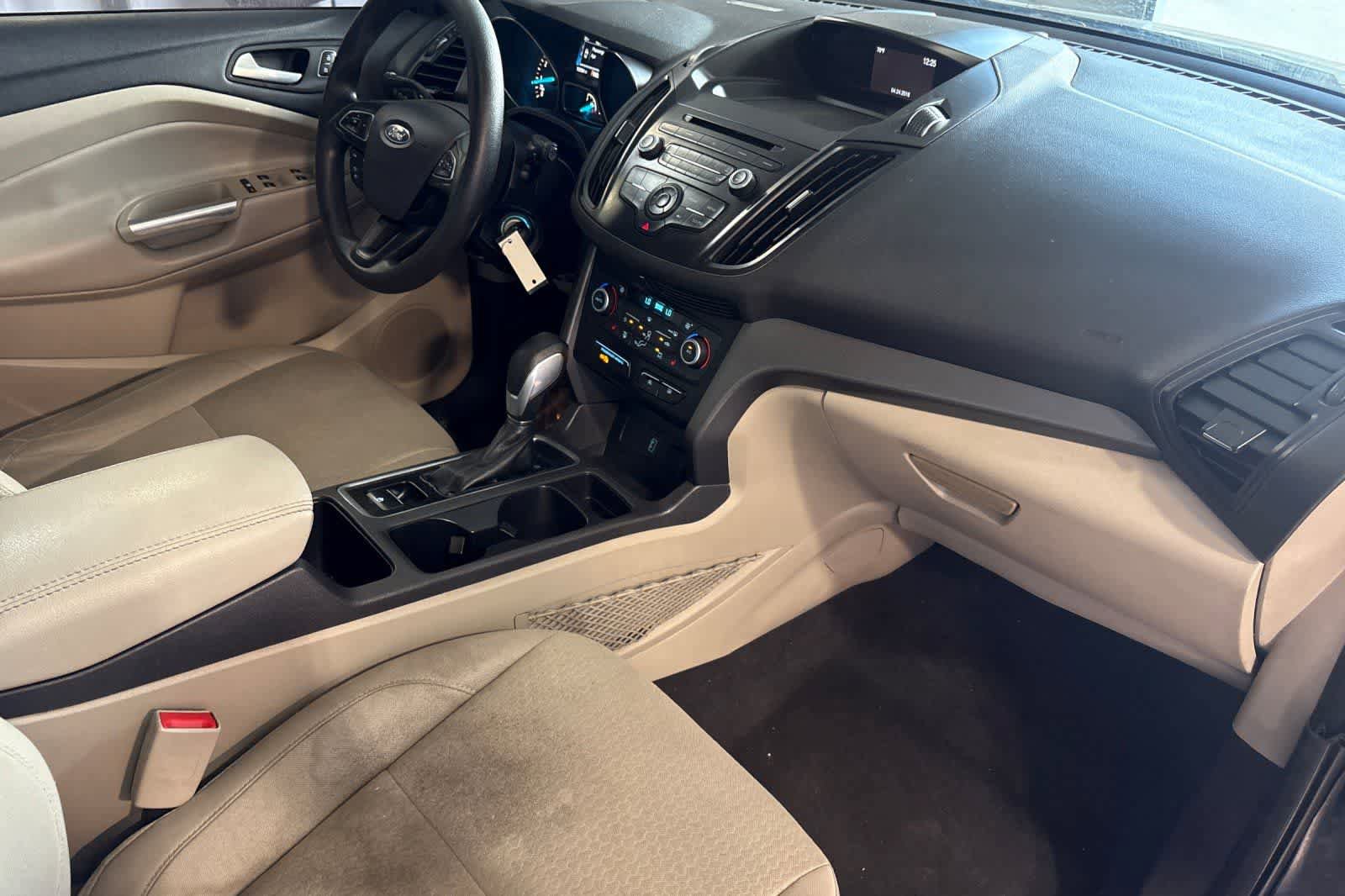 Used 2018 Ford Escape SE w/ Ford Safe & Smart Package FWD image 17