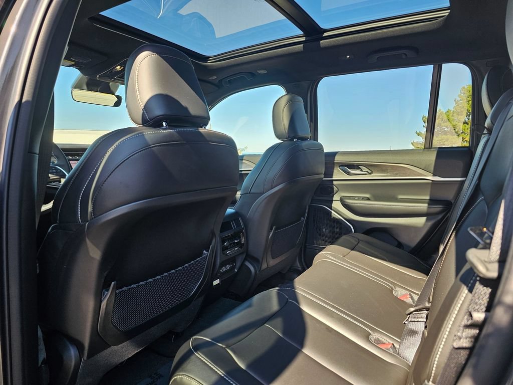 New 2025 Jeep Grand Cherokee Limited w/ Black Appearance Package AWD/4WD image 12