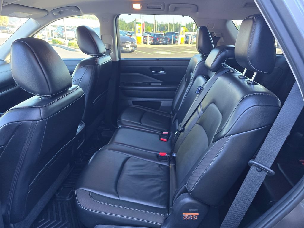 Used 2023 Nissan Pathfinder SL w/ Lighting Package (N92) FWD image 10