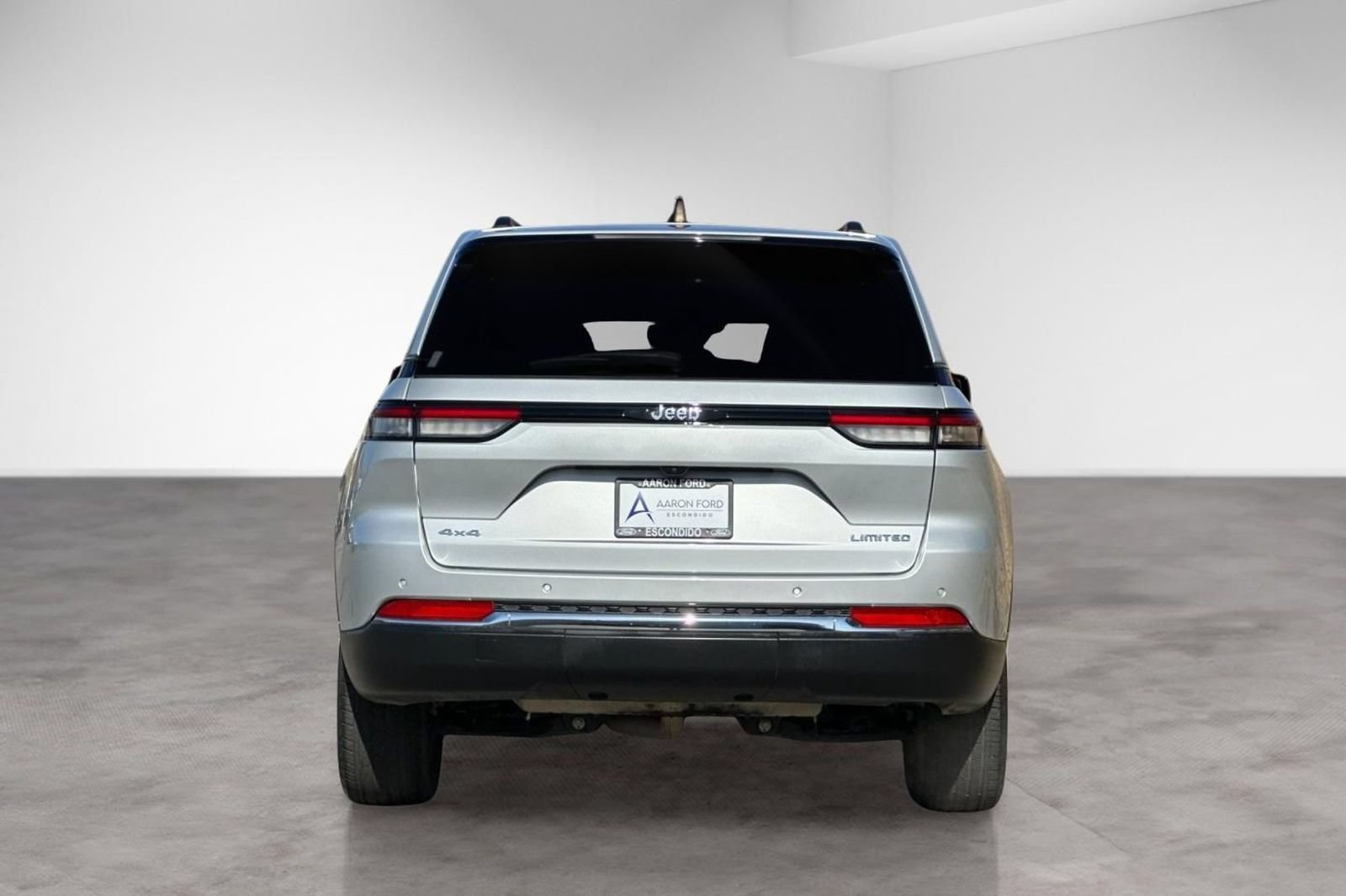 Used 2023 Jeep Grand Cherokee Limited w/ Trailer Tow Prep Group (B) AWD/4WD image 4
