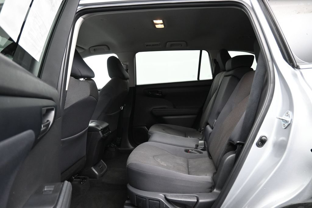 Used 2024 Toyota Highlander LE AWD/4WD image 26