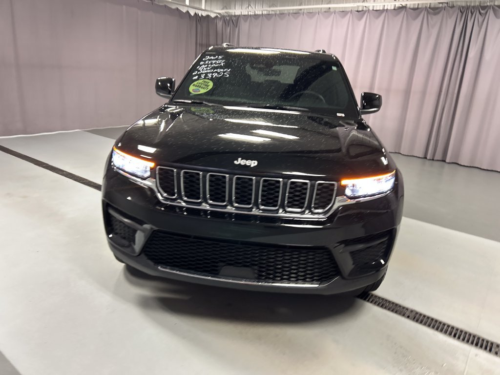 Used 2025 Jeep Grand Cherokee Laredo X w/ Luxury Tech Group I AWD/4WD image 2