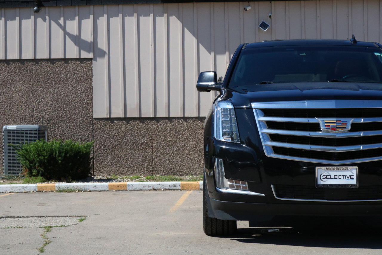 Used 2017 Cadillac Escalade Premium Luxury image 3