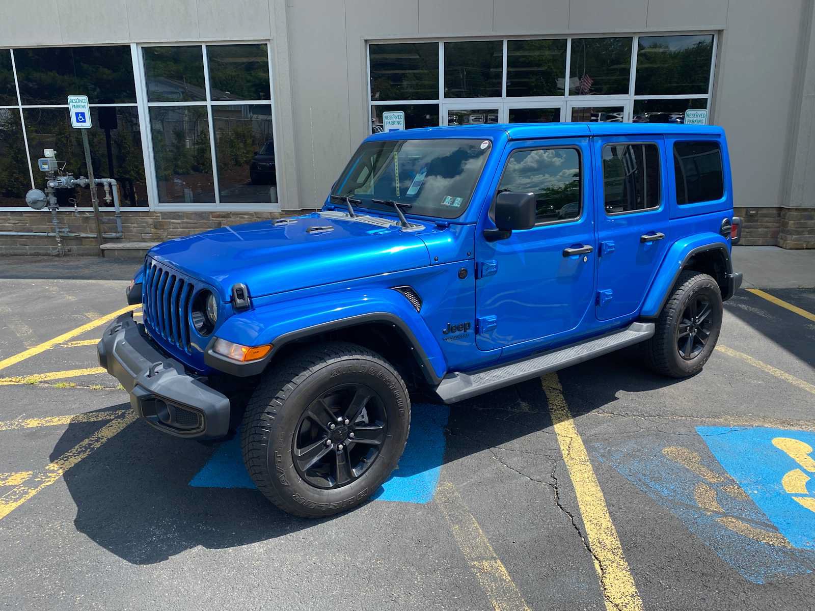 Used 2022 Jeep Wrangler Unlimited Sahara AWD/4WD image 2