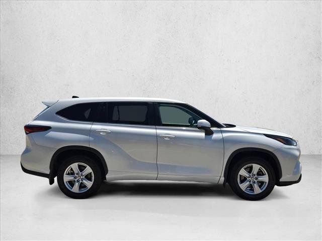 Used 2024 Toyota Highlander LE AWD/4WD image 4