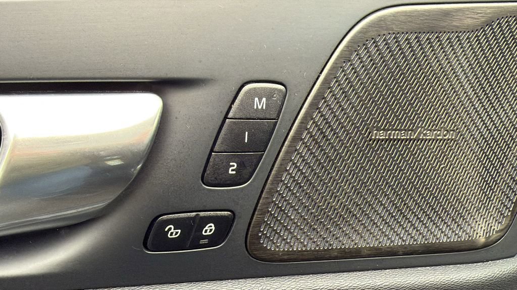 Certified 2024 Volvo XC60 B5 Ultimate w/ Climate Package image 14