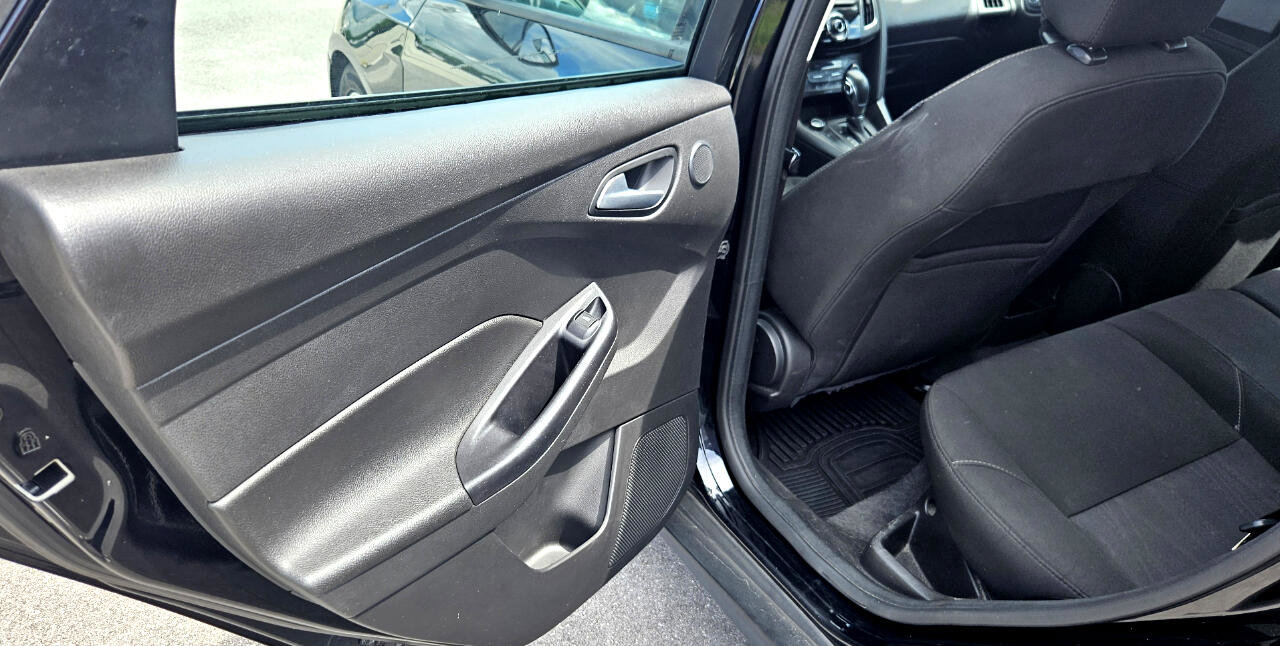 Used 2017 Ford Focus SEL w/ Cold Weather Package image 9