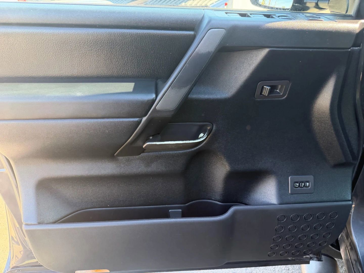 Used 2011 Nissan Titan SL w/ SL Max Utility Pkg image 9