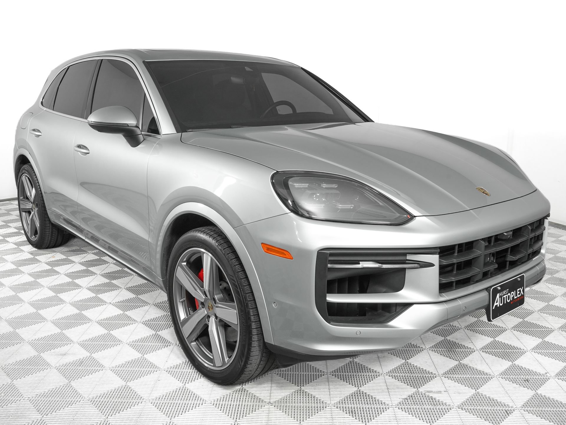 Used 2024 Porsche Cayenne AWD/4WD image 2
