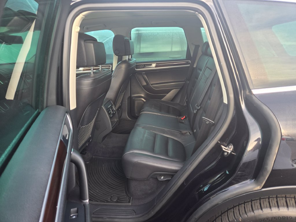 Used 2016 Volkswagen Touareg Sport AWD/4WD image 8