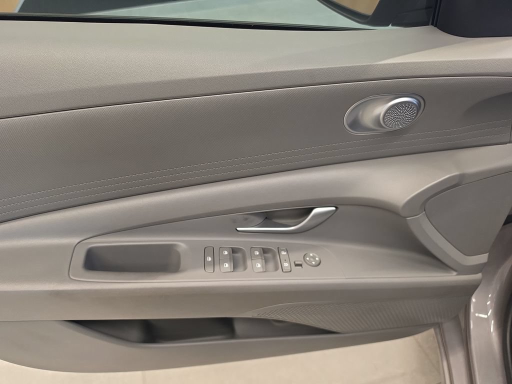 Used 2022 Hyundai Elantra SEL FWD image 16