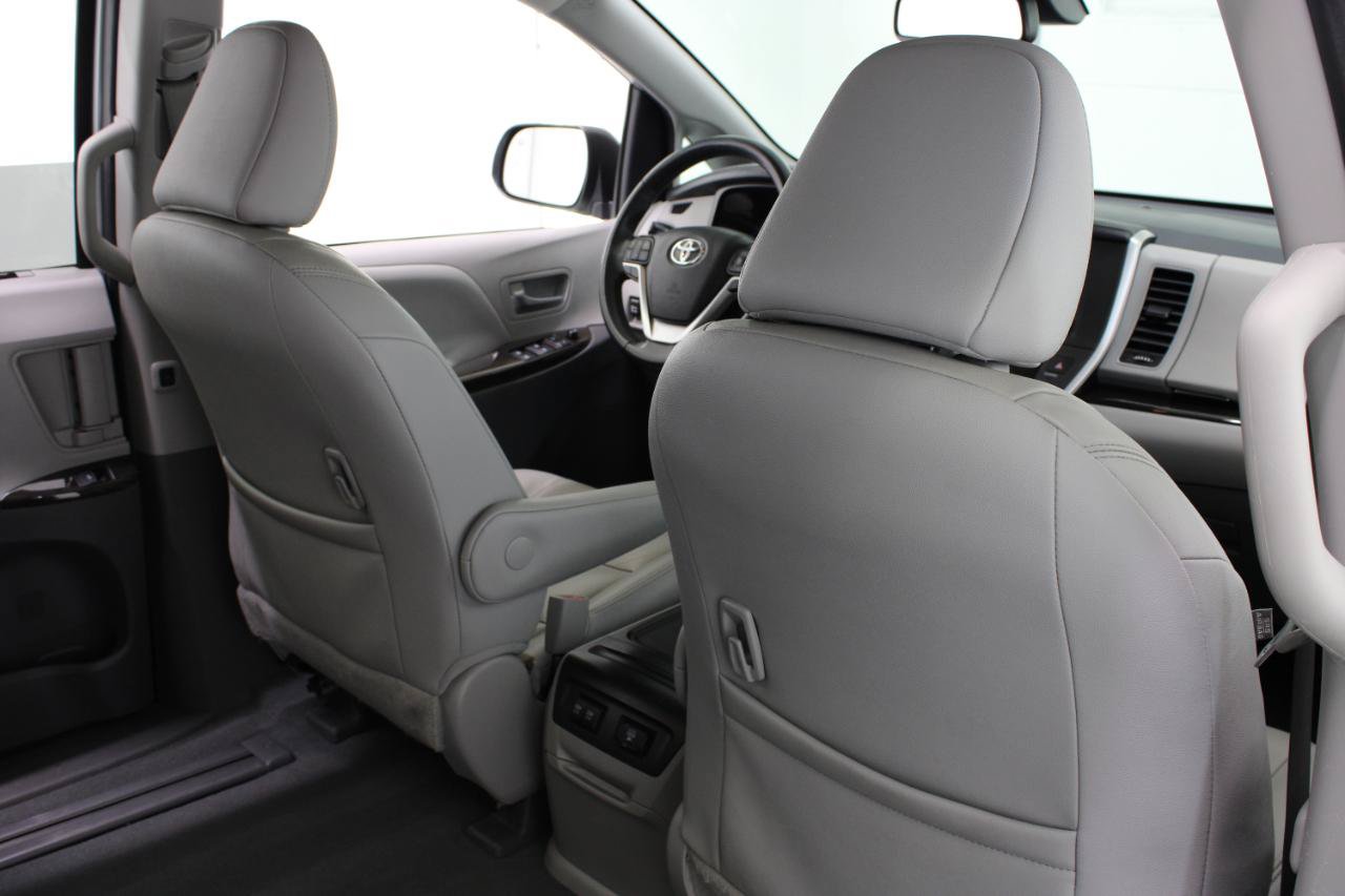 Used 2020 Toyota Sienna XLE Premium FWD image 35