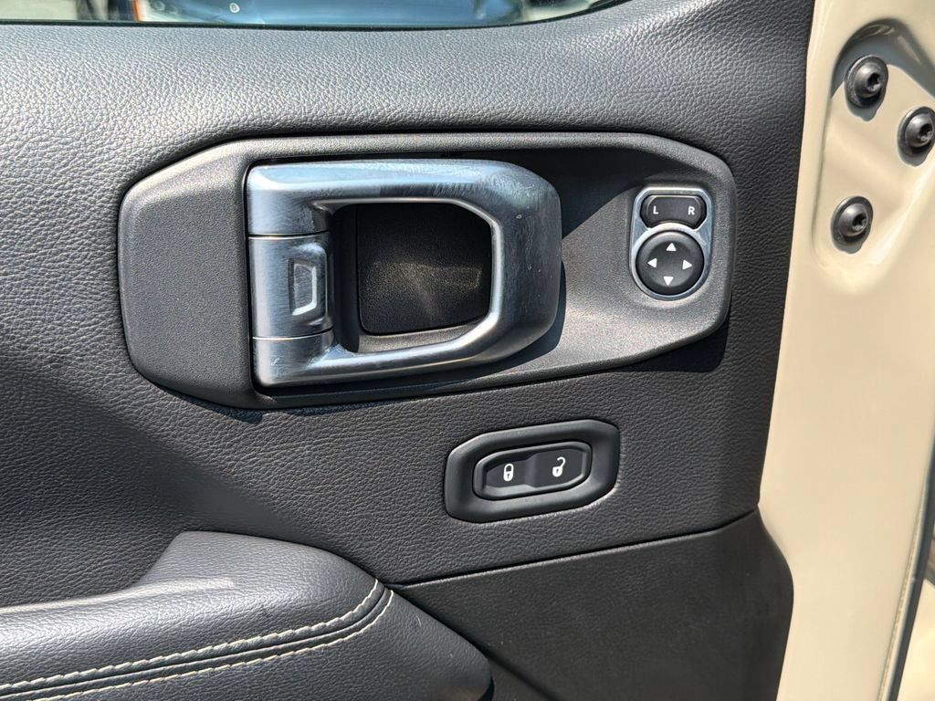 Used 2022 Jeep Wrangler Unlimited Sahara AWD/4WD image 17