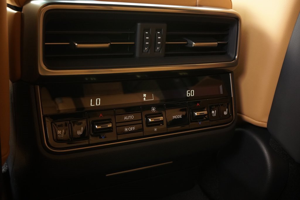 Used 2025 Lexus LX 600 4WD w/ Luxury Package image 24