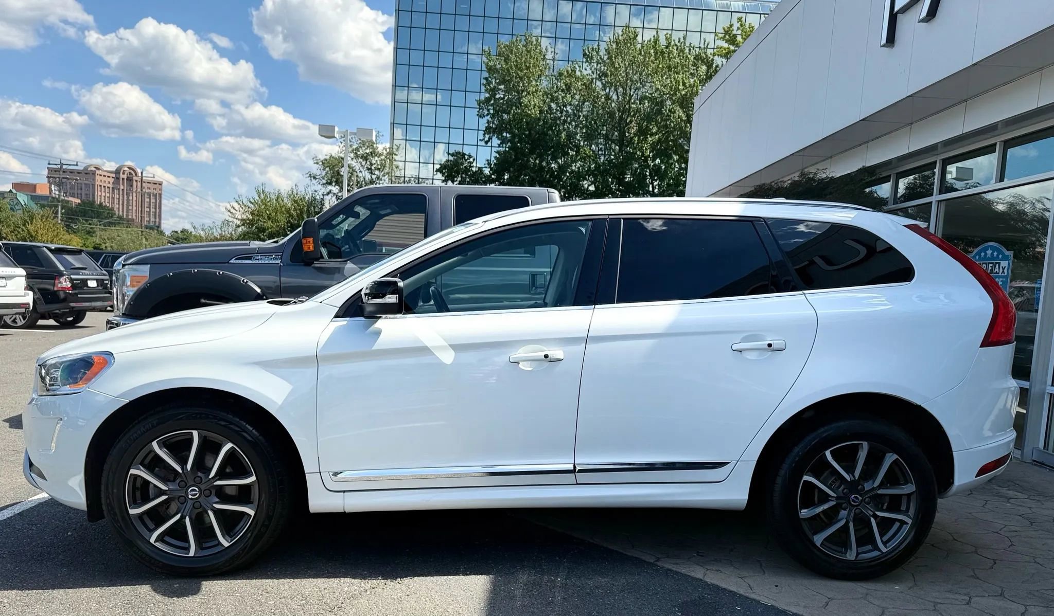 Used 2017 Volvo XC60 T6 Dynamic w/ Preferred Option Package image 4