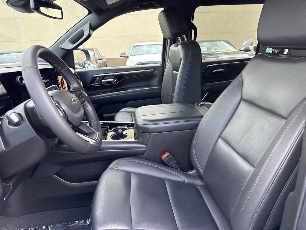 Used 2025 Chevrolet Suburban Z71 image 16