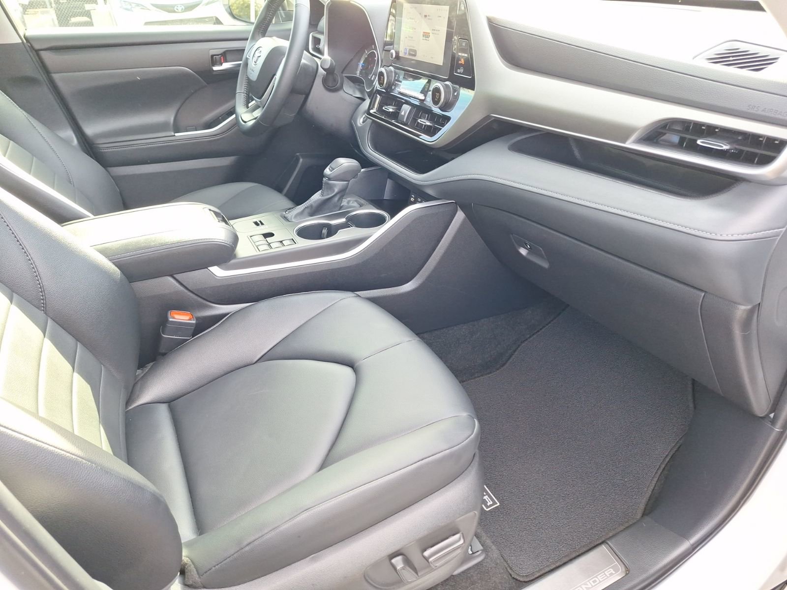 Used 2025 Toyota Highlander XLE image 37