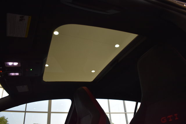 Used 2025 Volkswagen GTI SE FWD image 13