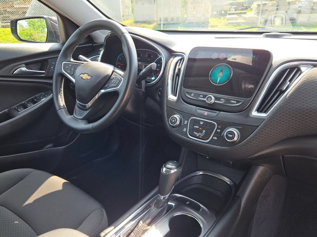 Used 2017 Chevrolet Malibu LT FWD image 7